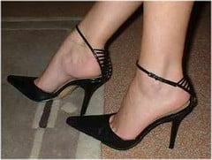 Gillian Anderson Feet & Shoe Size